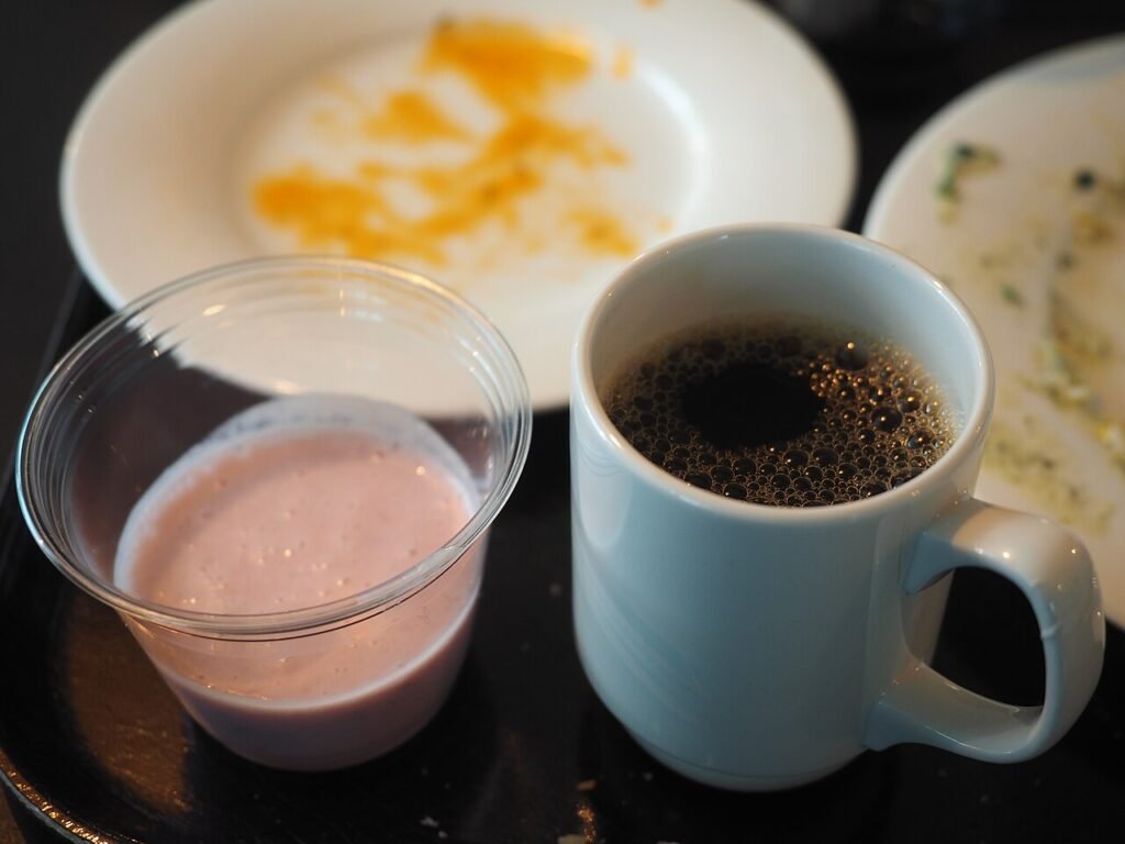 Berry anti inflammatory smoothie with fresh toppings