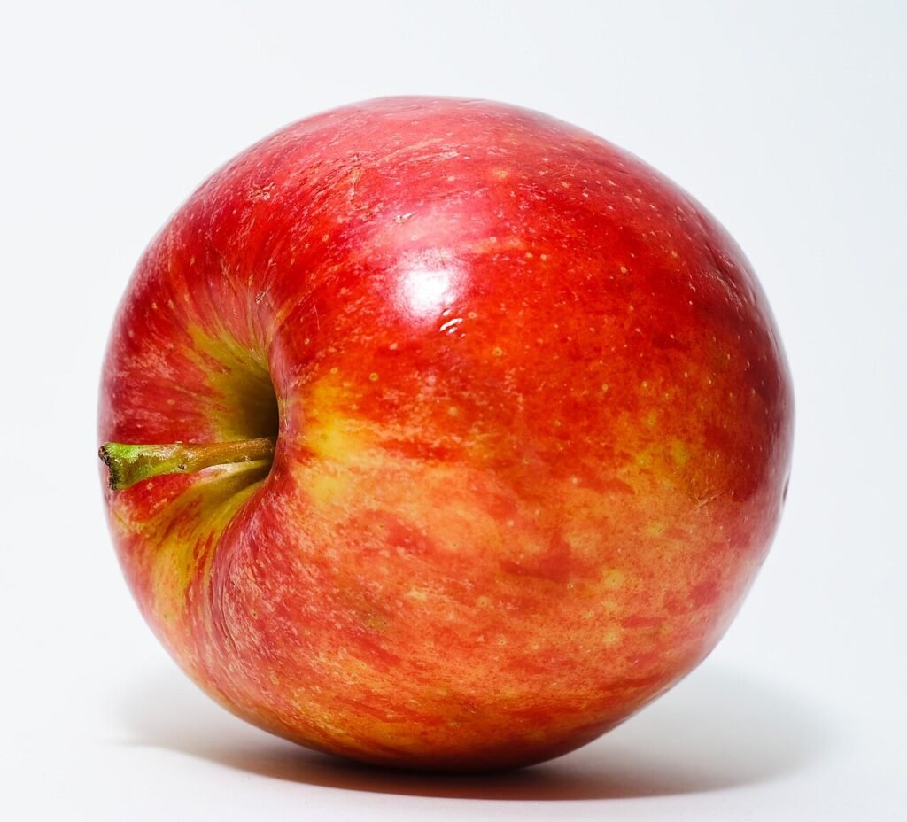 Fresh apples used to make the apple cider vinegar drink