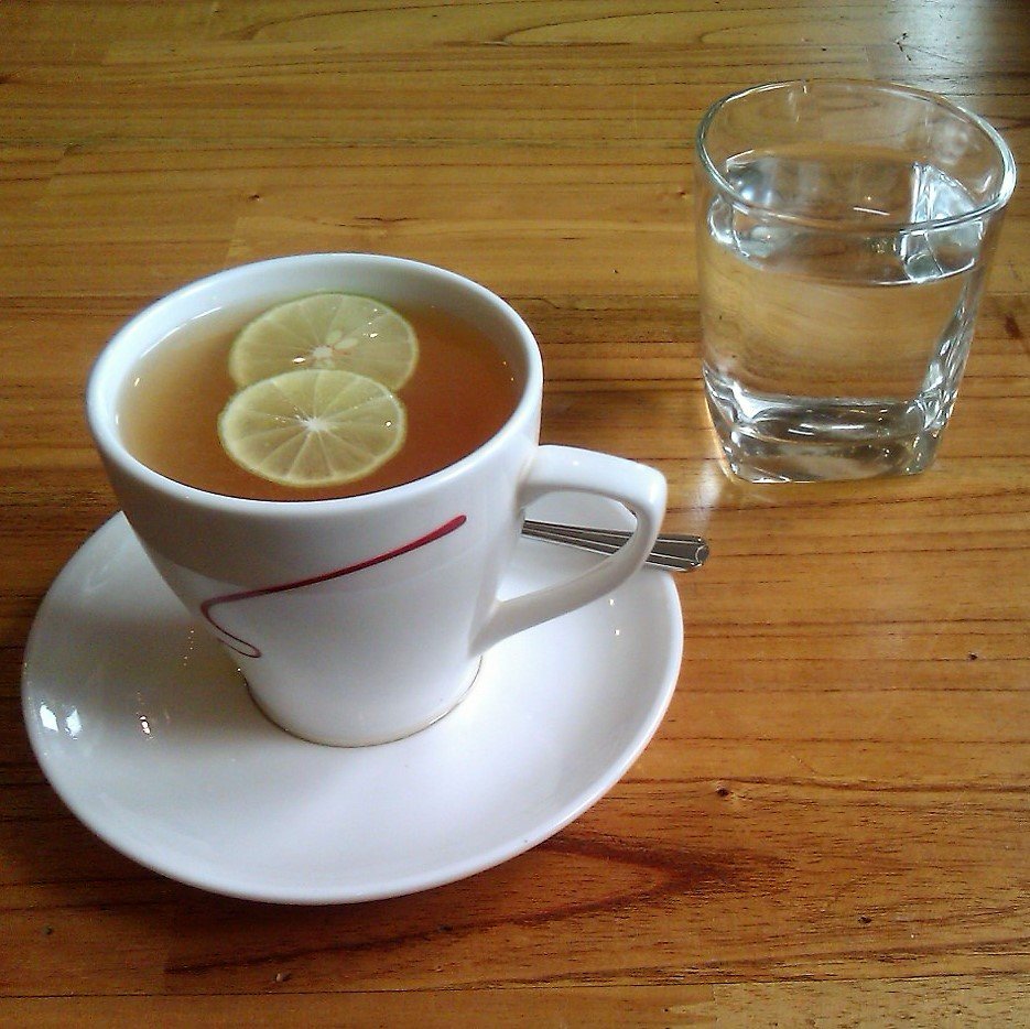 Diluting the apple cider vinegar drink in a glass of water